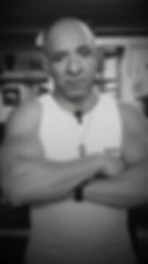 71K views · 455 reactions | Muskeln wachsen nicht, weil du trainierst, sie wachsen, weil du leidest.  Diese letzten Wiederholungen, wo alles brennt und der Kopf aufgeben will, genau da entsteht Fortschritt. Nicht in Komfort, sondern im Widerstand. Wenn du beim letzten Satz noch reden kannst, war’s kein Training‍♀️ #bodyplanet #training #muskelaufbau #muskeln #gym | Tamer Galal | Facebook