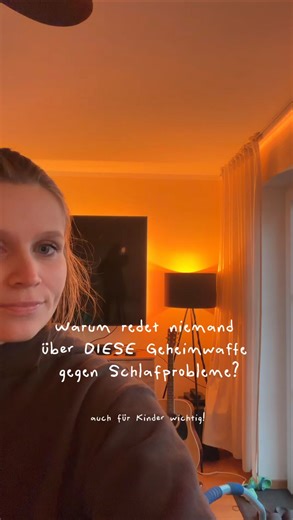 gesund schwanger | nährstoffreich & lowtox für Kids &Familie on Instagram: "Seit wir abends auf Blaulicht verzichten hat sich unsere komplette Abendstimmung geändert – und damit auch unser Schlaf.💤 Rotes Licht hat keinen Blauanteil. Blaues Licht (Handy, Fernseher, Deckenlampen, LED-Birnen) sendet ein Signal an unser Gehirn: „Es ist Tag, wach bleiben!“ Deshalb schüttet der Körper bis spät abends weniger Melatonin aus – das Nervensystem bleibt aktiv. Warm-rotes Licht macht genau das Gegenteil: Es