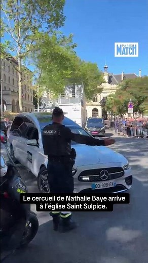 Le cercueil de Nathalie Baye fait son arrivée à l’église Saint Sulpice