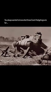 🪖💥⚔️[Savez-vous comment fonctionne le hérisson tchèque ?]🪖💥⚔️ On en parle souvent. Les Allemands en avaient mis des milliers sur les plages du Mur de l'Atlantique. On en utilise aujourd'hui encore en Ukraine. Mais savez-vous comment fonctionne le hérisson tchèque, cet obstacle antichar constitué de poutres métalliques soudées de façon à former une croix tridimensionnelle ? 💥 Sa forme particulière lui permet de rester stable et efficace, peu importe l’angle sous lequel il est posé, ce qui en