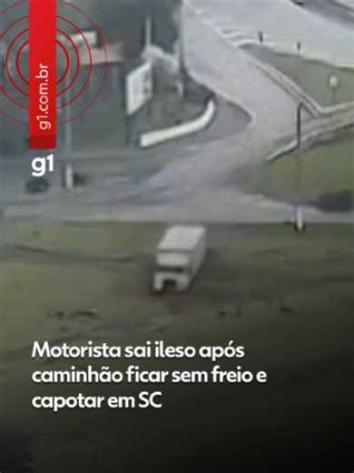 Santa Catarina - Um motorista saiu ileso mesmo após capotar o caminhão em Chapecó, no Oeste de Santa Catarina, informou a Polícia Militar Rodoviária (PMRv). O acidente ocorreu em uma descida, após o veículo ficar sem freios. O caso ocorreu na tarde de sexta-feira (12) no km 165 da rodovia SC-480, na região conhecida como Goio-Ên, próximo à ponte do Rio Uruguai. O acidente foi capturado por uma câmera de monitoramento. No vídeo, é possível ver o caminhão vindo em uma descida pela estrada. Em segu