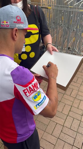 82K views · 726 reactions | Jorge Martín Almoguera is drawing Motegi track for a fan 殺 #PrimaPramacRacing | Pramac Racing | Facebook