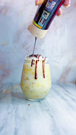 ミキサーなし！材料２つだけでバナナシェイク🍌トッピングはお好きに❤️