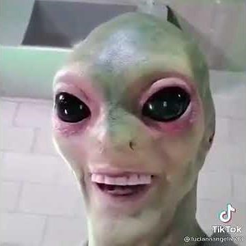 tiktoks mas chistoso alien poniendose caja de dientes