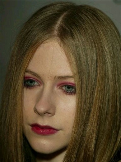 Funny Avril Lavigne Prank Call on Paparazzi