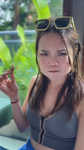 Bunnythefoodie 🇭🇰 on Instagram: "🌶️講太多、食太辣？喉嚨痛痛頂唔順？ 你嘅救星嚟啦！✨ 🍯 Propoliz——喉嚨嘅天然守護者 ▫️ 高品質蜂膠提取，舒緩不適超安心 ▫️ 添加蜂蜜檸檬維C，清新又滋潤 ▫️ 噴霧💦同潤喉糖🍬，總有一款啱你 👄 無論係講書、唱歌定打邊爐🔥 一噴一含，瞬間舒服返～ 放袋超輕便，隨時守護你同家人！ 🏪 邊度買？全港至就腳： ✔️ Circle K / 7-Eleven /惠康wellcome🍬 潤喉糖 ✔️ 屈臣氏 💦 成人及兒童口腔噴霧 ✔️ Big C 🛒 全線產品 👋 立即入手，同喉嚨痛講bye bye！ #Propoliz #喉嚨救星 #天然蜂膠 #講多都不怕 #喉嚨護理"