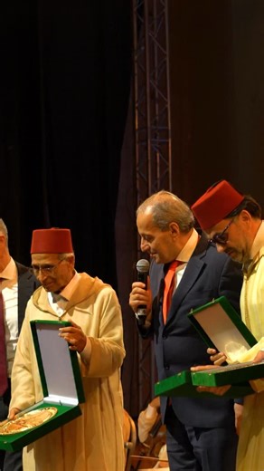 Dans l’écrin majestueux de Bab El Makina, symbole vivant du patrimoine universel de Fès, la magie de la musique andalouse a résonné avec toute sa profondeur et sa grâce. Une soirée d’émotions intenses où les grands Maîtres – Mohammed Briouel, Marouane Hajji et Noureddine Tahiri – ont uni leurs voix et leurs instruments pour célébrer l’âme de Fès, terre de mémoire et de lumière. Chaque note semblait raconter une histoire, chaque regard entre musiciens un dialogue silencieux entre passé et présent