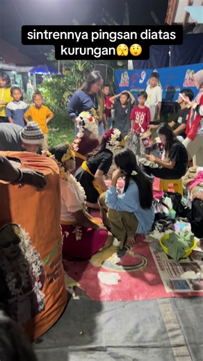 Pertunjukan sintren, naik dikurungan ayam sampai pinsan, liat sampai akhir ya🫣😱 #fyp #sintrencahayamuda #sintrenpemalang #kontenhiburan