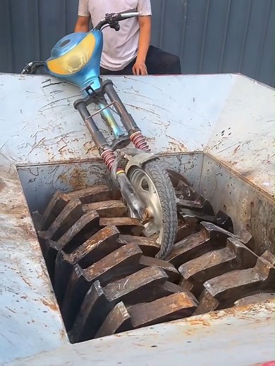 Metal Shredder Machine Crushing Motorcycle and Car Parts