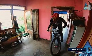 Unik! Cuma di Indonesia, Balap Sepeda Downhill sampai Masuk ke Rumah-Rumah Warga : Okezone Women