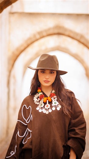 She walks in ease, with presence, with pride. Not because the world gave her permission, but because what she wears speaks for her. Hand-stitched, precisely tailored, this piece was made with care for women who know who they are and don’t need to say much more. To all those who dress with self-respect, not to impress but to reflect what already lives within: you deserve pieces that carry you as you are. Sahareye. Set by @cupofsea_life Vintage jewellery Make up by @aylie.mua Model @ambre_leonard 