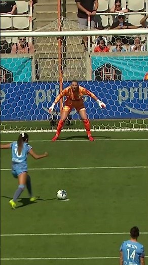 Casey Murphy read the signs and REJECTED the penalty from former teammate Malia Berkely 🧤🚫
