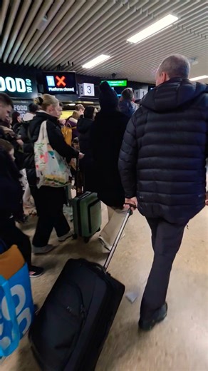 🚆 Passengers Rush to Catch Train After Platform Announcement | London Euston Station #shorts