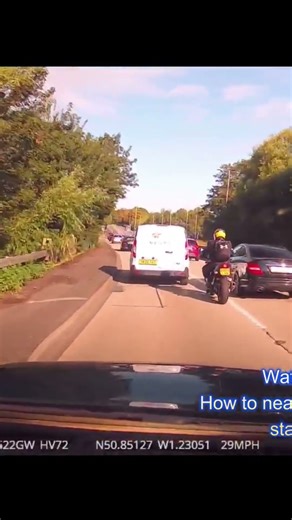 Split lane riding is fine when its safe to do so! #baddriving #motorbike