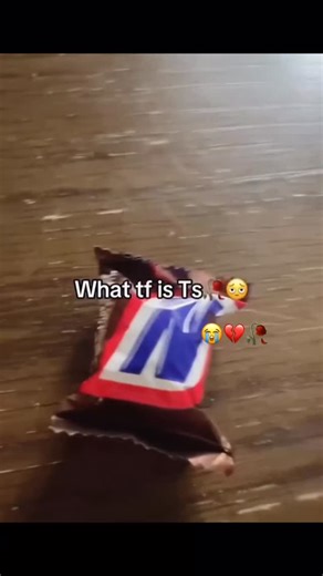 Spicy Gang😳😤😂 on Instagram: "日本利用压电瓷砖将脚步转化为电能。这些瓷砖捕捉来自你脚步的动能。当你行走时，你的重量和动作会对瓷砖产生压力。瓷砖会轻微弯曲，从而产生机械应力。瓷砖内部的压电材料将这种应力转化为电能。每一步都会产生少量电荷，而数百万步结合在一起就能产生足够的电力来驱动 LED 灯、数字显示屏和传感器。在像涩谷车站这样繁忙的地方，每天大约有 240 万个脚步为这一系统作出贡献。这些电能可以被储存或立即使用，从而减少对传统电力来源的依赖，并支持可持续的城市基础设施。这种方法将日常运动转化为实用的可再生能源 #日本 #知识 #事实 #你知道吗 #推荐 #科技 #创新 #历史 #技术 #实验 #热门"