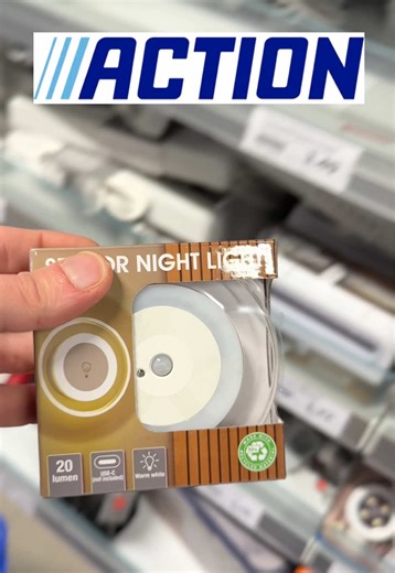 💡 MOTION SENSOR NIGHT LIGHT (from Action) This little thing is actually SO useful 😳👇 ✨ Turns on automatically in the dark ✨ Perfect for hallway, bathroom or stairs ✨ Soft warm light — not blinding at night ✨ Cheap but feels premium No more waking up and hitting the wall half asleep 😅 Definitely one of those “why didn’t I buy this earlier?” finds #action #actiongermany #nouveauté #test #fyp