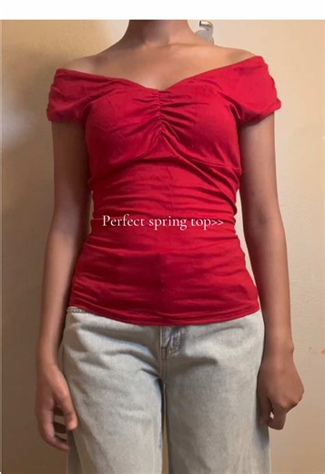 This has to be the perfect spring top and it’s less than $10 #offtheshoulder #offtheshouldertop #springtops #cutetops #outfit
