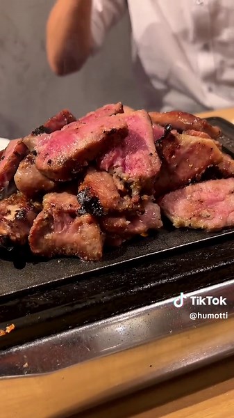 丸ごと豚タン1本焼きとニンニクペースト