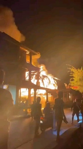 Detik-detik kebakaran menghanguskan Hotel Padang Bai Innch. Padang Bai Bilabong Dan Hotel Kerti, Senin (22/7/2024) dini hari. #infoamlapura | Info Amlapura