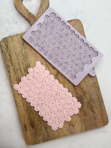 123K views · 1.8K reactions | Turning cakes into a garden of roses in seconds! ✨ Watch how easy it is with our new sugar rose border silicone mould. https://karendaviessugarcraft.co.uk/product/sugar-rose-border-silicone-mould/ #cakedecorating #BakingHack #SugarArt #RoseGoals #karendaviessugarcraft #siliconemold | Karen Davies Sugarcraft | Facebook