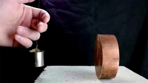 磁铁快速撞击铜块，为什么会瞬间停止？ #楞次定律 #电磁感应