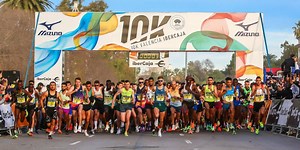 A pile-up at the Valencia 10K start causes chaos