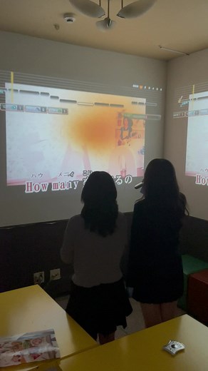 女子カラオケで歌う人気曲の特集