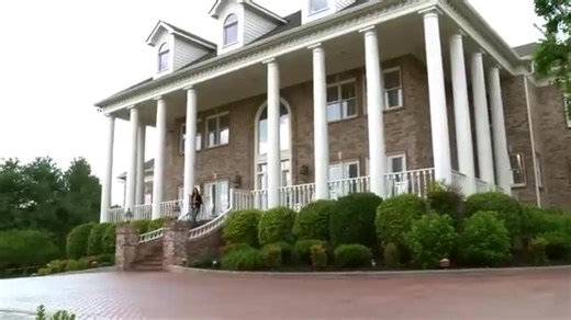 George Jones’ spectacular Southern manor home was located in Franklin, Tennessee. The 9,704-square-foot mansion sat on 24 acres of prime farmland. Prior to Jones’ death in 2013, the property occupied 80 acres. It featured 4 bedrooms, 7.5 bathrooms, and amenities like an oversized kitchen, a covered back porch with a fireplace, and even a private barbershop. Jones listed the property for $15 million in 2011, but found no buyer. Eventually, he sold 54 acres for $2.4 million in 2013. After his pass