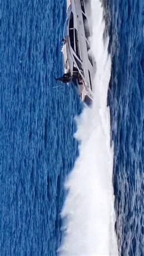 Pershing 8x Moving some water #luxuryyacht #yacht #roostertail