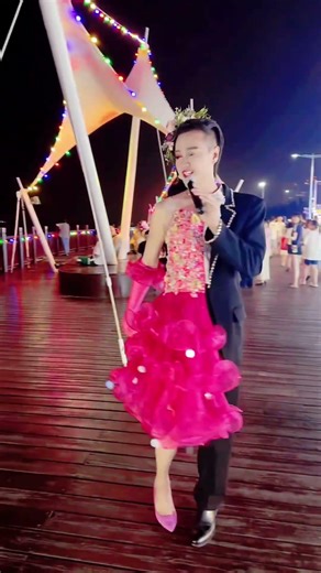 Young man creates a double-faced special effects makeup, with an ethereal voice touching the heart.