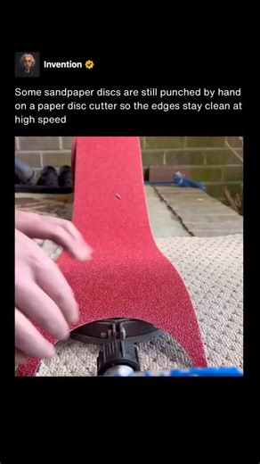 Sandpaper discs may look like a fully modern product, but many are still made using hand driven cutting methods. A hardened steel cutter is placed over the abrasive backing and struck with a wooden mallet, cleanly shearing the disc into shape without damaging the paper or adhesive layers. This approach creates a precise edge that resists fraying and tearing when the disc spins at high speed. Clean edges are critical because centrifugal force and vibration concentrate stress at the perimeter, and