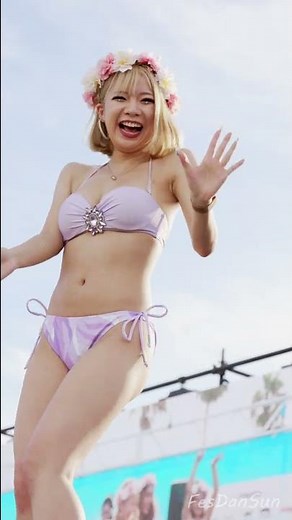 ビキニギャルが夏のビーチで踊る #shorts
