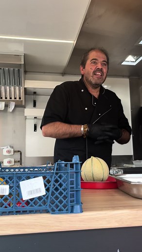 Chez Ecomag, on conçoit des foodtrucks mais aussi des moments. Lui c’est Jean-Paul, un ancien client devenu ami qui est revenu avec sa remorque churrasqueira, qui a été fabriquée spécialement pour lui. Il a su régaler toute l’équipe autour d’un bon repas et d’un instant de partage ! #AuBonBraise #churrasqueira #partage #bonheurautravail