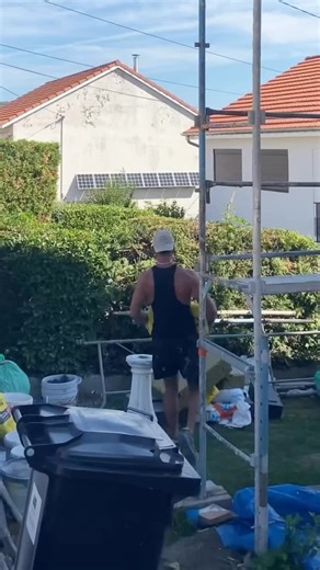 Le chantier, c’est un marathon quotidien.Porter les sacs de colle, poser l’isolation, maroufler la trame le lissage... chaque geste est un entraînement en soi. C’est physique du matin au soir, une muscu constante qui forge le corps autant que le bâtiment.#renovation #facade #isolation #btp #chantier | ATEA façade