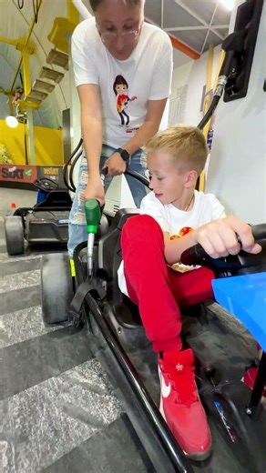 🤯 Singuri cu mașina DE CURSE în parc 😂 Dad vs Mom by electric CAR in the amusement park #shorts