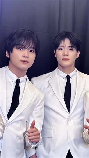 LEE HAECHAN on Instagram: "mode nongkrong bisa… mode jadi plus one jg bisa…. mode jd cowoku… adalah pokoknya #haechan #jeno"