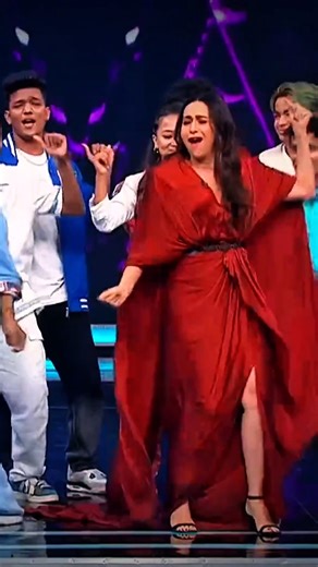 Karishma Kapoor Dance on Pyaar Dilon Ka Mela Hai #lovestory #oldisgoldsongs