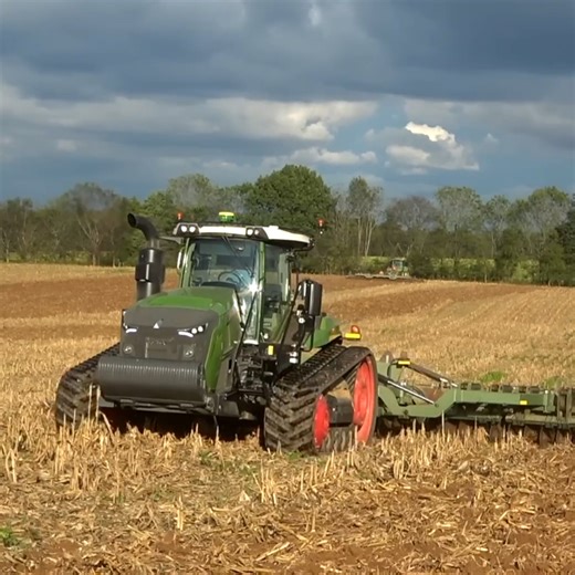 126K views · 1.7K reactions | This fendt vario belts wheels tractor  working capacity is unbelievable  ✅️ #agriculture #farmerlife | Big Machines | Facebook