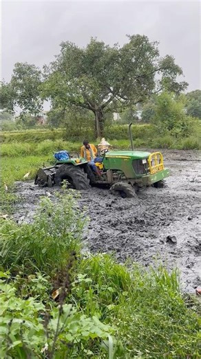 John Deere 4wd tractor working in mud #shorts #trending #tractor