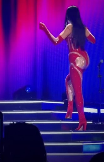 @Dua Lipa starts #dontstartnow performace with her viral dance #dualipadance #futurenostalgia #dualipatour