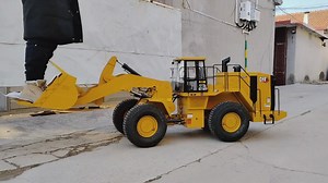 New to the game with huge lifting power, the CAT 988 hydraulic RC loader in 1/7 scale , can guess the weight of the guy? 😱😱 #construction #hydraulic #rchobby... - Hydraulic RC Construction Vehicles/Trucks Model Customization