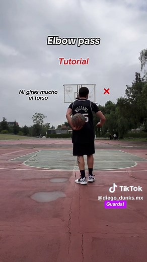 Aprende a Hacer el Elbow Pass en Básquetbol