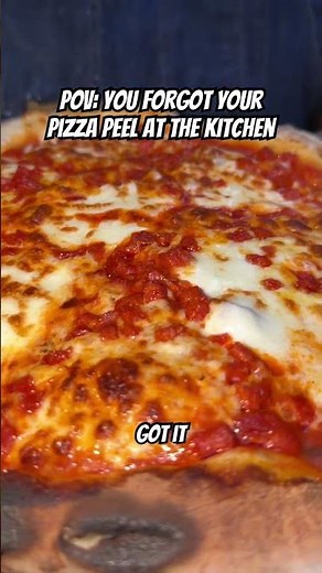 Using a spatula to get pizzas out of my Gozney Tread pizza oven 🍕 #pizzaoven #grilledpizza #gozney
