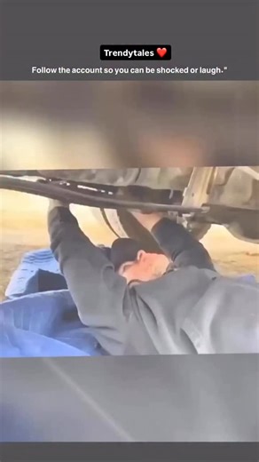 TrendyTales on Instagram: "rs 日本利用压电瓷砖将脚步转化为电能。这些瓷砖捕捉来自你脚步的动能。当你行走时，你的重量和动作会对瓷砖产生压力。瓷砖会轻微弯曲，从而产生机械应力。瓷砖内部的压电材料将这种应力转化为电能。每一步都会产生少量电荷，而数百万步结合在一起就能产生足够的电力来驱动 LED 灯、数字显示屏和传感器。 在像涩谷车站这样繁忙的地方，每天大约有240万个脚步为这一系统作出贡献。这些电能可以被储存或立即使用，从而减少对传统电力来源的依赖，并支持可持续的城市基础设施。这种方法将日常运动转化为实用的可再生能源＃日本#知识#事实#你知道吗#推荐 科技 创新 历史 技术实验 热门"