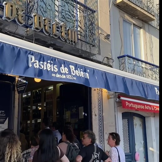 🇵🇹 𝐏𝐨𝐫𝐭𝐮𝐠𝐮𝐞𝐬𝐞 𝐒𝐭𝐫𝐞𝐞𝐭 𝐅𝐨𝐨𝐝: 𝐓𝐡𝐞 𝐁𝐞𝐬𝐭 𝐢𝐧 𝐭𝐡𝐞 𝐖𝐨𝐫𝐥𝐝? 𝐀𝐛𝐬𝐨𝐥𝐮𝐭𝐞𝐥𝐲! 😋 If you’ve ever wandered the streets of Portugal, you already know the truth… the food is next-level delicious! From sizzling grills to cozy cafés, Portuguese street eats are packed with flavor, history, and pure comfort. And if you're a 𝐦𝐞𝐚𝐭 𝐥𝐨𝐯𝐞𝐫, there’s one dish I 𝘩𝘪𝘨𝘩𝘭𝘺 recommend you try at least once in your life: 𝐅𝐫𝐚𝐧𝐜𝐞𝐬𝐢𝐧𝐡𝐚 🤤🔥 This legendary sandwic