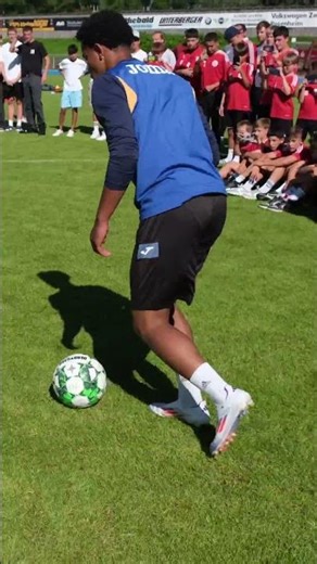 How good is he?! 🙌💯 #skillers #football