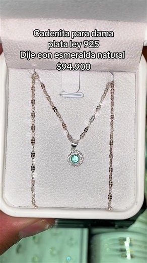 Cadena de dama con dije de esmeralda natural