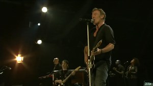 «Dancing in the Dark» canción escrita e interpretada por Bruce Springsteen, la canción pasó cuatro semanas en el número dos en el Billboard Hot 100​ y vendió más de un millón de sencillos en los Estados Unidos. Fue el primer sencillo lanzado de su álbum en 1984 Born in the U.S.A | Videos Musicales Solo En Hd