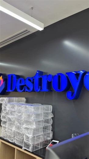 Este local estaba a horas de su inauguración y necesitaba quedar impecable. Entramos en acción para dejar esta zapatería lista para abrir sus puertas el mismo día 👌 ✔️ Limpieza profunda de pisos ✔️ Espejos sin polvo ni marcas ✔️ Eliminación de manchas de pintura ✔️ Detalles finales para un espacio 100% presentable Porque una buena inauguración empieza con un espacio limpio, seguro y listo para recibir clientes. 📲 Reserva ahora Nomak, no más problemas de limpieza ✨