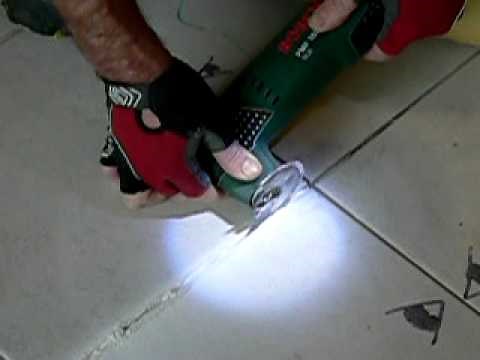 Comment retirer/enlever un joint de carrelage. How to remove a grout between tiles.